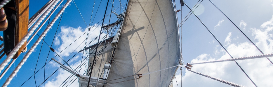 Sails fron the stern