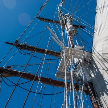 Mast sails in