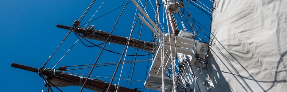 Mast sails in